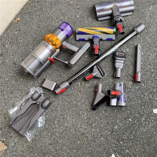 DYSON V15 CORDLESS STICK VACUUM WITH ACCESSORIES AND CHARGER WORKING