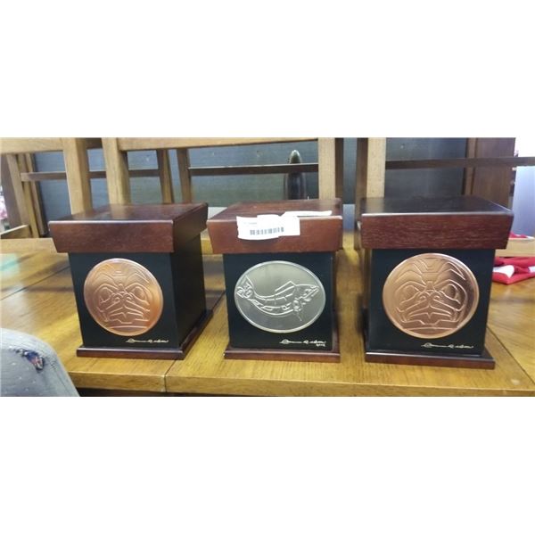 3 LIDDED BOXES WITH ENGRAVINGS