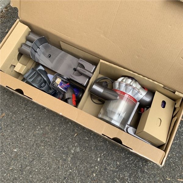 DYSON V8 ANIMAL CORDLESS STICK VACUUM AS NEW WITH ACCESSORIES AND CHARGER WORKING