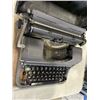 Image 3 : UNDERWOOD TYPEWRITER AND 2 BOXES CHAMPAGNE GLASSES