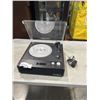 Image 1 : VICTROLA RECORD PLAYER