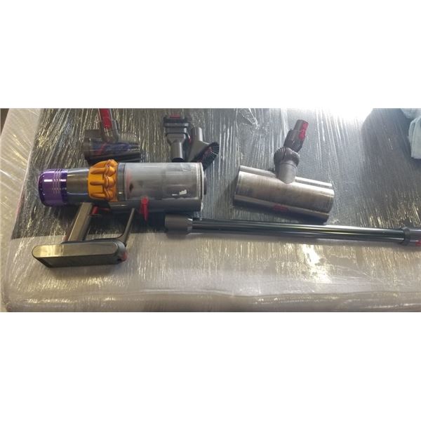 DYSON V 15 DETECT TOTAL CLEAN, RETAIL $999