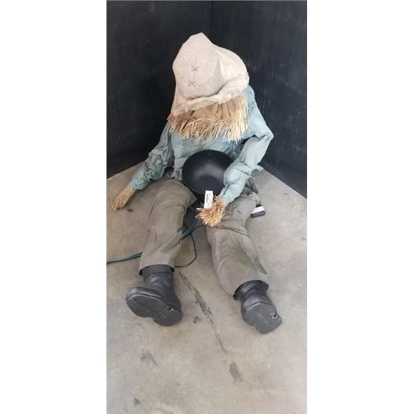 SCARECROW CANDY BOWL MAN, WORKING