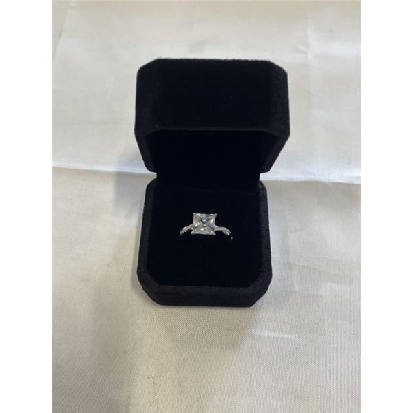 NEW S925 3.0CT PRINCESS CUT SIMULATED DIMAOND (CZ) TWIST RING, SIZE 7, MOUNTED IN 925 STERLING SILVE