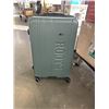 Image 1 : ROOTS GREEN 3PC HARDSIDE LUGGAGE SET, MIDDLE CASE HAS FREIGHT DAMAGE - RETAIL $269  CODE IS 333 FOR 