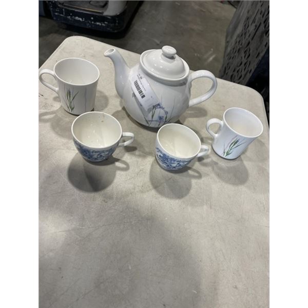 VINTAGE TEACUPS AND TEA POT INCLUDING 2 BLUE & WHITE WEDGEWOOD & CO TEA CUPS