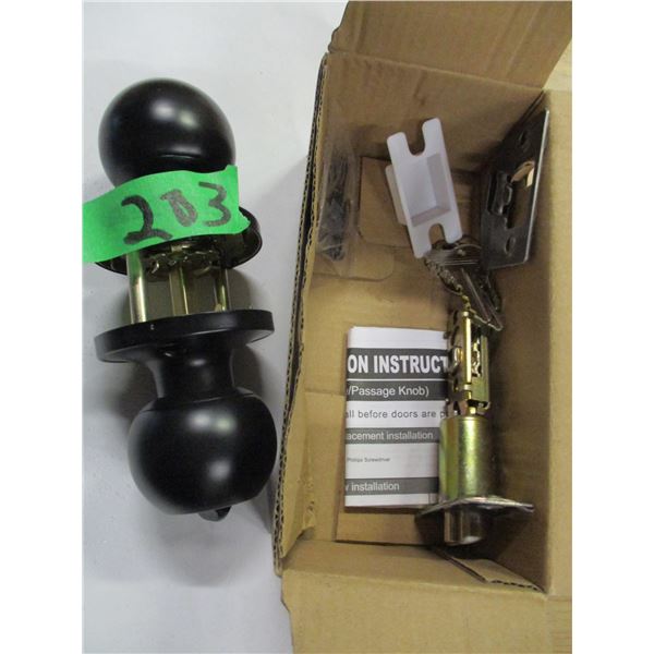 NEW:  LOCKING DOOR ASSEMBLY