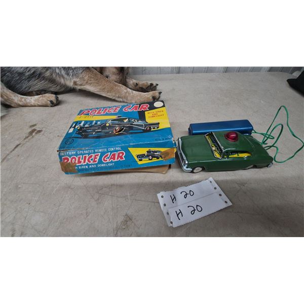 Marx J-2717 Battery Operated Remote Control Police Car with Siren and Dome Light, Tin, 7”