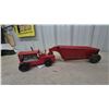 Image 5 : Vintage 1950s Structo Earth Mover Pressed Steel Toy Tractor and Scraper Set 23.6”