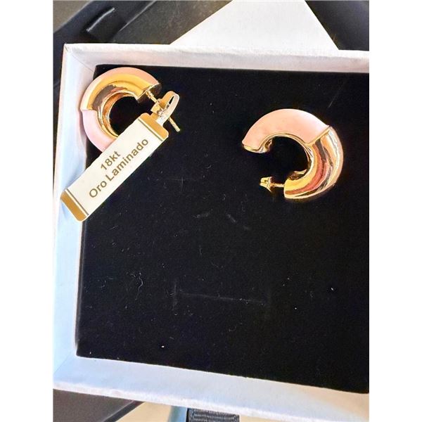 PAIR OF EARINGS