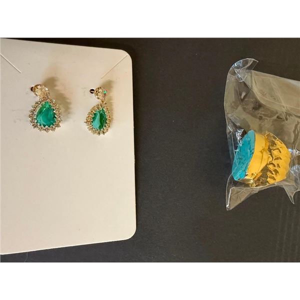 SET OF EARINGS AND LARGE RING
