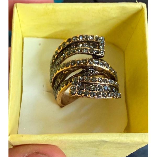 WOMENS CLUSTER RING - UNSURE OF SIZE