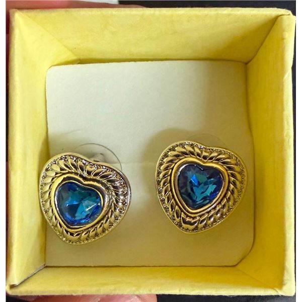 SET OF WOMANS EARRINGS