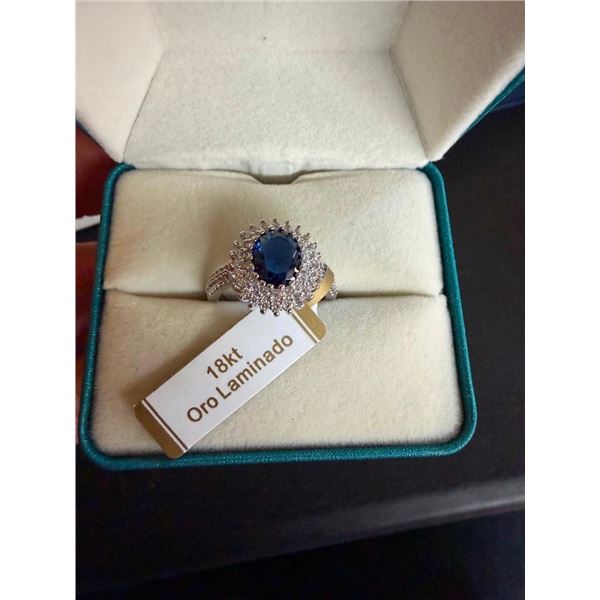 18 KT WHITE GOLD OVERLAY RING - APPROX. SIZE 7.5