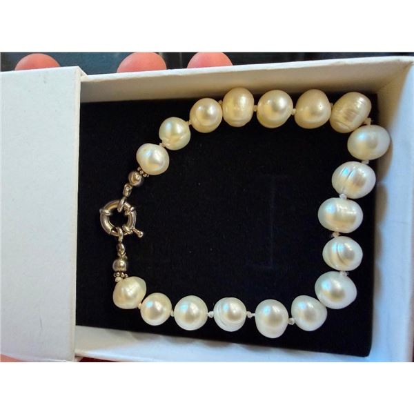 DECORATIVE WOMENS PEARL BRACELET