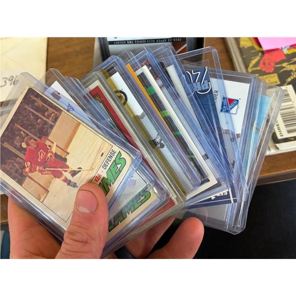 LOT OF ASSORTED HOCKEY CARDS