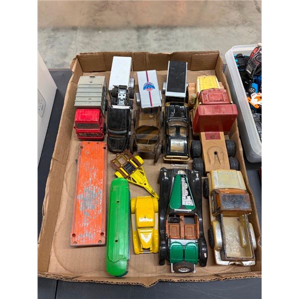 BOX OF COLLECTIBLE DISPLAY VEHICLES