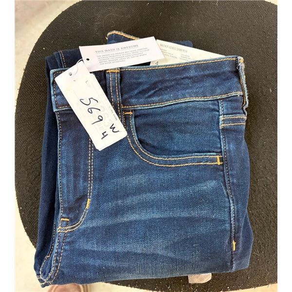 PAIR OF WOMENS SIZE 4 AMERICAN EAGLE JEANS