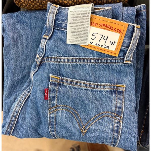 PAIR OF WOMENS SIZE 25X29 LEVI JEANS
