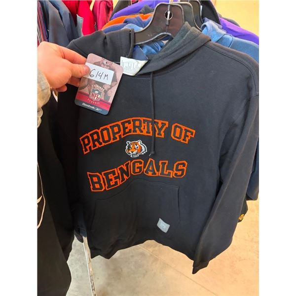 SIZE MEDIUM SPORTS TEAM SWEATER