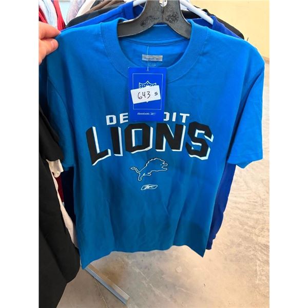 SIZE SMALL SPORTS TEAM T-SHIRT
