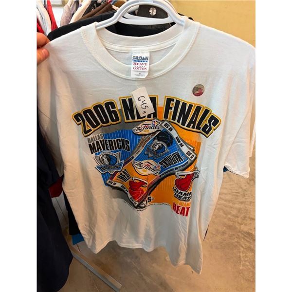 SIZE MEDIUM SPORTS TEAM T-SHIRT