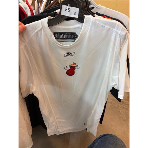 SIZE MEDIUM SPORTS TEAM T-SHIRT