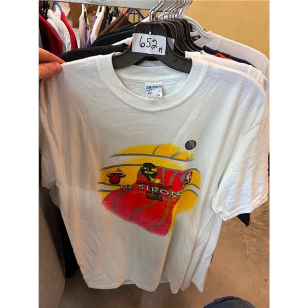 SIZE MEDIUM SPORTS TEAM T-SHIRT