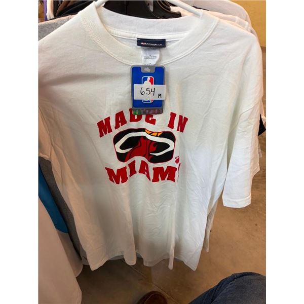 SIZE MEDIUM SPORTS TEAM T-SHIRT