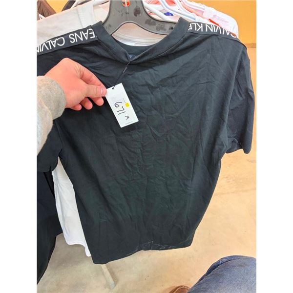 SIZE MEDIUM KELVIN KLEIN T-SHIRT