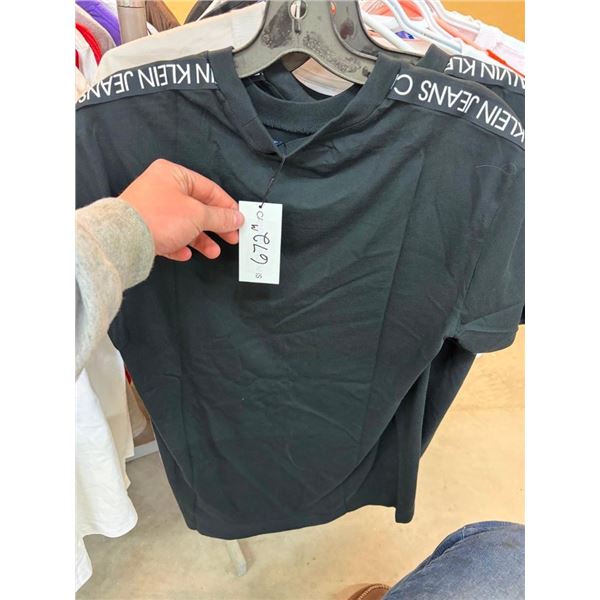 SIZE MEDIUM KELVIN KLEIN T-SHIRT