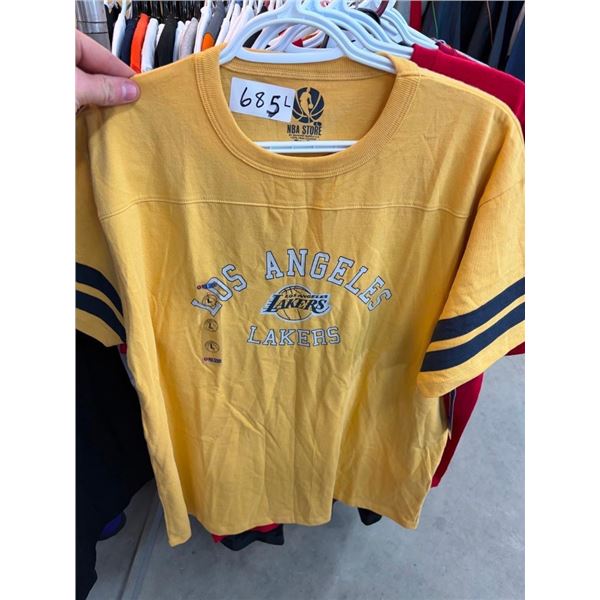 SIZE LARGE SPORTS TEAM T-SHIRT