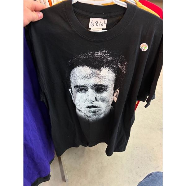 SIZE LARGE SPORTS TEAM T-SHIRT