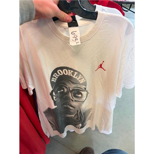 SIZE LARGE SPORTS TEAM T-SHIRT