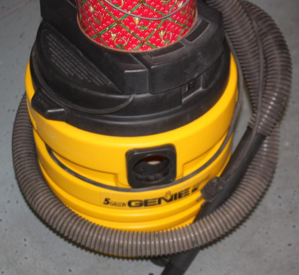 5 Gallon Genie Wet/Dry Vac W/ Attachable Hose