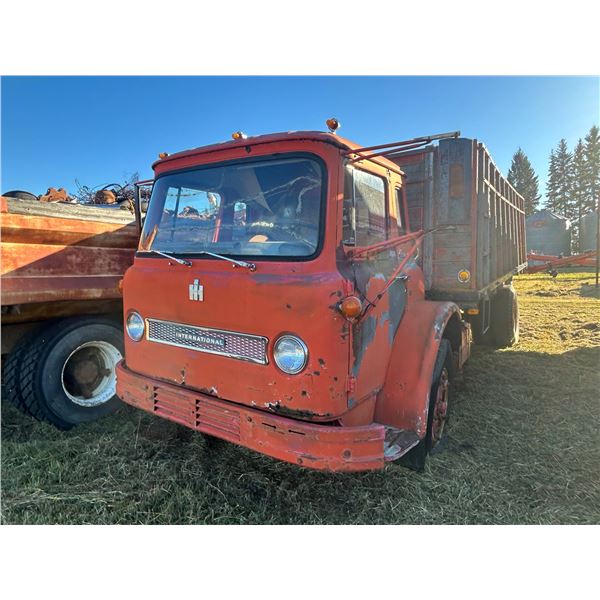 International cab over, load start CO-1800 single axle c/w wooden grain box, parts included, engine 