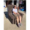 Image 10 : POWER LIFT RECLINER CHAIR - WORKS!