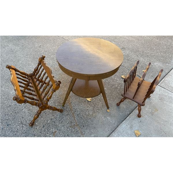 VINTAGE ROUND ACCENT TABLE AND TWO VINTAGE MAGAZINE RACKS