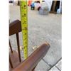 Image 8 : VINTAGE ROUND ACCENT TABLE AND TWO VINTAGE MAGAZINE RACKS