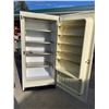 Image 10 : GE LOCKABLE UPRIGHT FREEZER - WORKS!