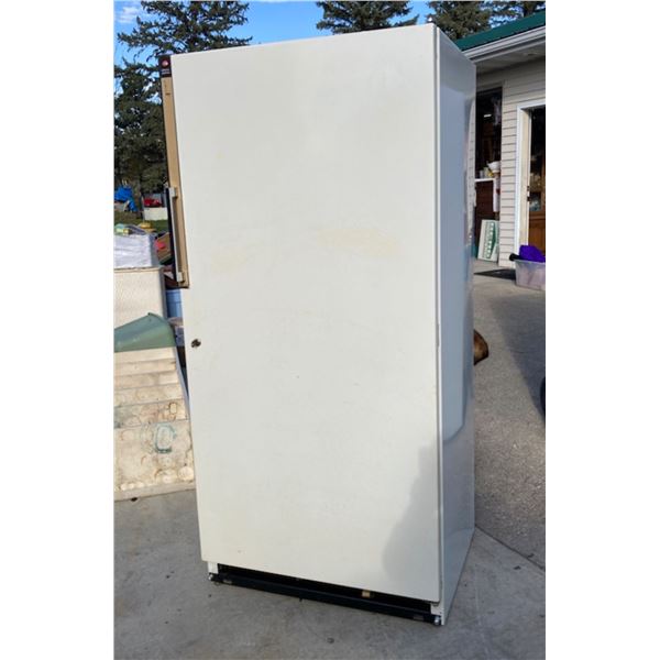 GE LOCKABLE UPRIGHT FREEZER - WORKS!