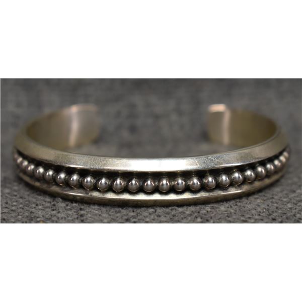 NAVAJO BRACELET (SIGNED)