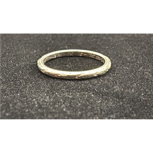 APPROX 18K LADIES WEDDING RING (2.1G)