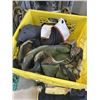 Image 4 : TOTE OF BACK SUPPORTS BELTS AND TOTE OF HATS