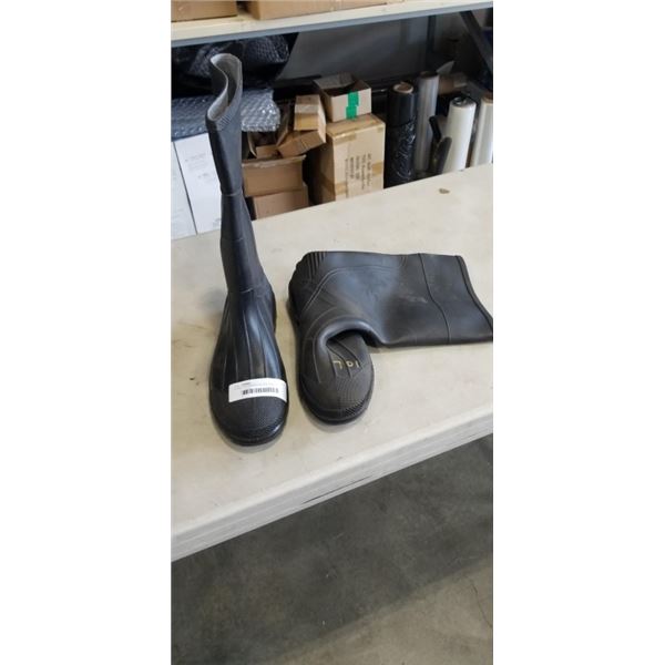 STEEL TOE RUBBER BOOTS. SIZE 10