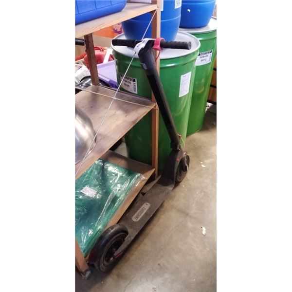 ELECTRIC SCOOTER - NO BATTERY, FOR PARTS