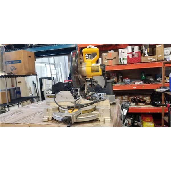 DEWALT 10 INCH COMPOUND MITRE SAW, MODEL DW713, WORKING