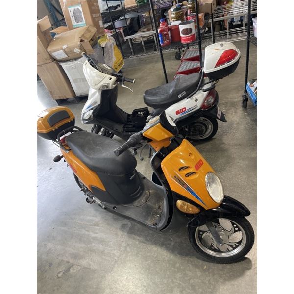 2 RIDE ON ELECTRIC SCOOTERS - HAS KEYS, NOT WORKING