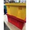 Image 5 : 2 RUBBERMAID STACKING ORGANIZER BINS, FRONT ENTRY