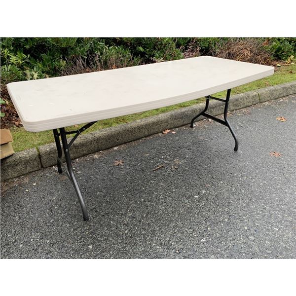 6-FT FOLDING MARKET TABLE